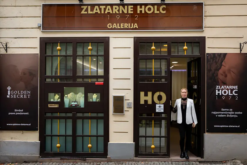 Svetovanje stranki med cenitvijo v poslovalnici Zlatarne Holc